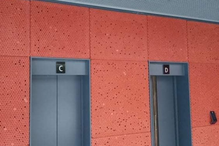 Akustinė sienelė šalia liftų